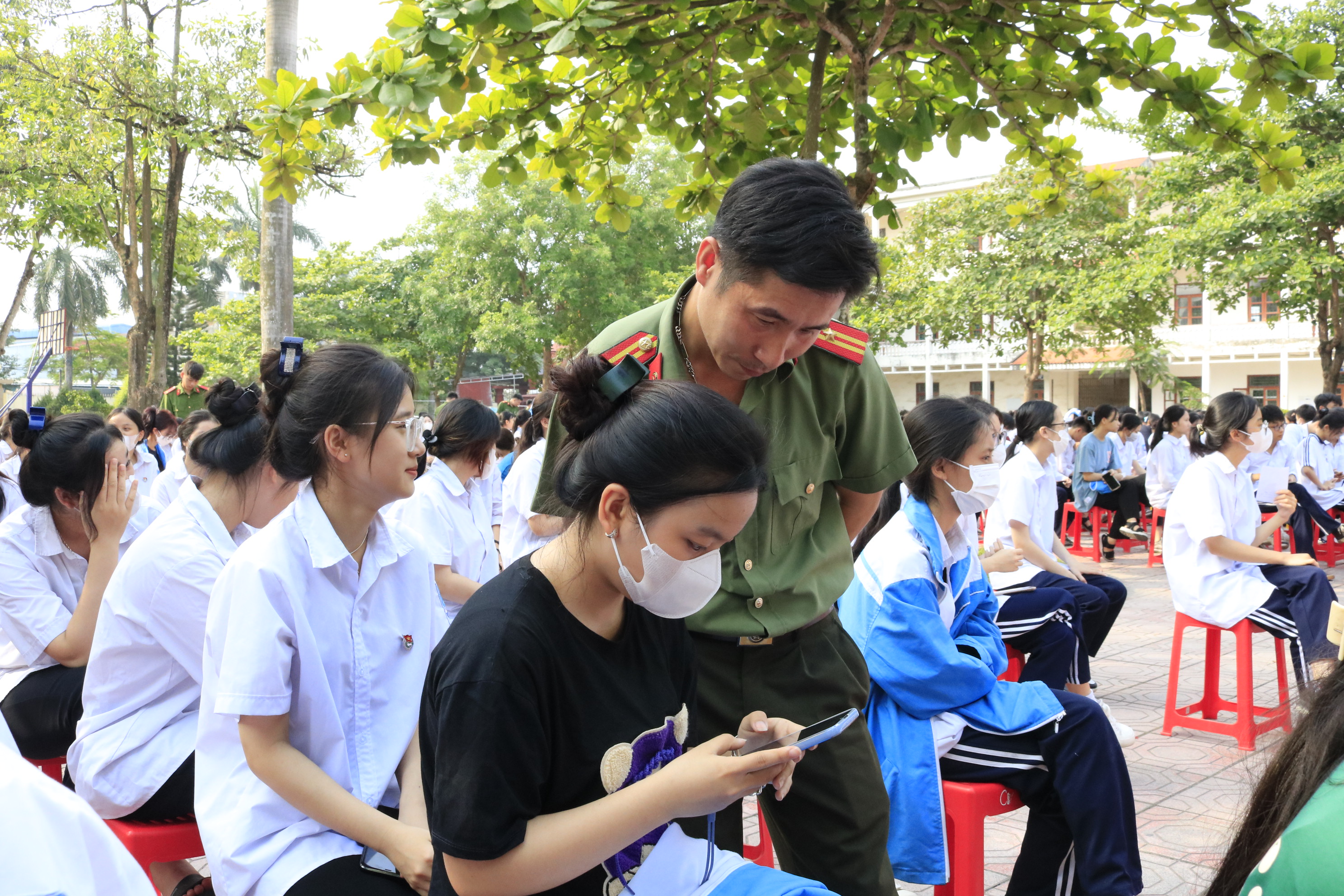 Công an huyện Thủy Nguyên: Hướng dẫn cài đặt định danh điện tử tại Trường THPT Lý Thường Kiệt 